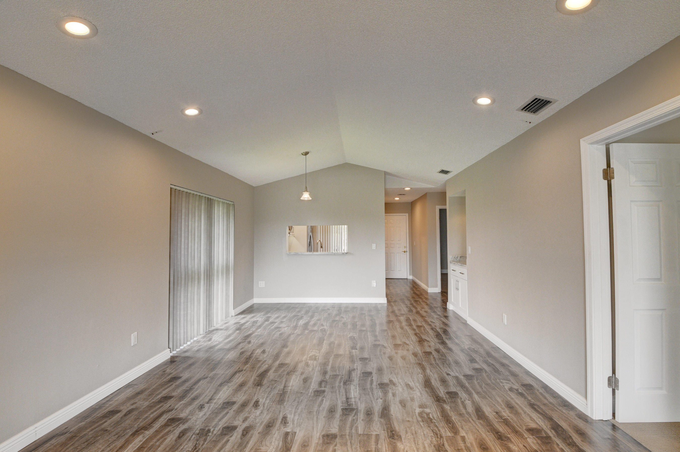 350 Club Circle, Unit 210 Boca Raton, FL 33487 - Photo 10 of 38 DSC_7423_4_5_6_7