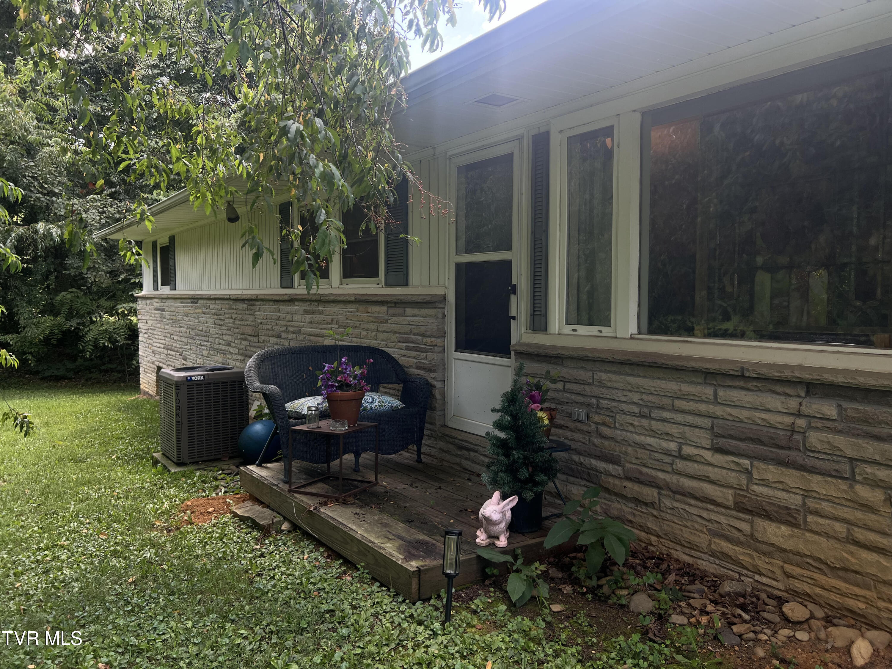 80 Dobson Drive Greeneville, TN 37745 - Photo 4 of 38 B Door