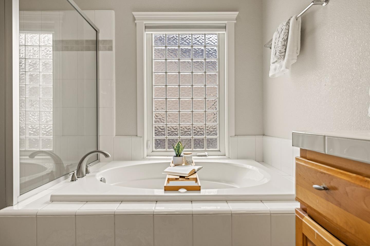 2549 Colonial Circle Watsonville, CA 95076 - Photo 28 of 54 a bathroom with a tub sink and mirror