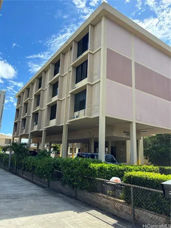 $1,600 | 2255 Date Street, Unit 205, Honolulu, HI 96826