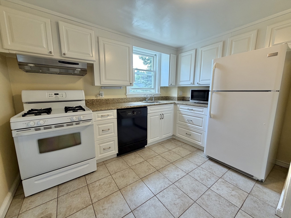 17 Hatfield Road, Unit 17 Newton, MA 02465 - Photo 4 of 42