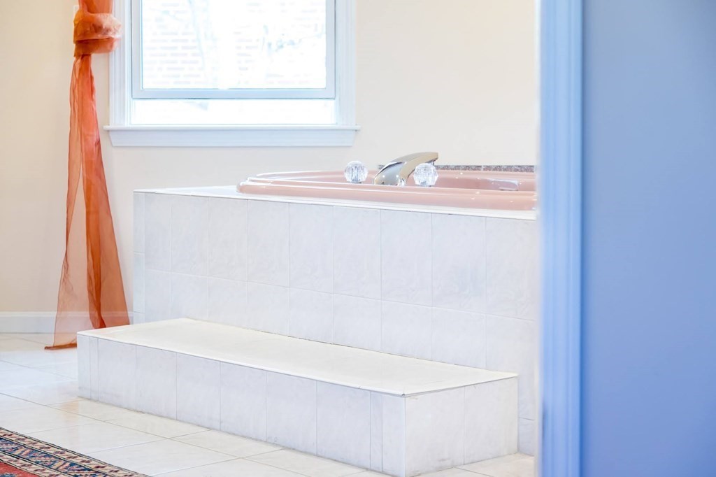 8 Spinney Path Lynn, MA 01902 - Photo 24 of 42 a bathroom with a bathtub