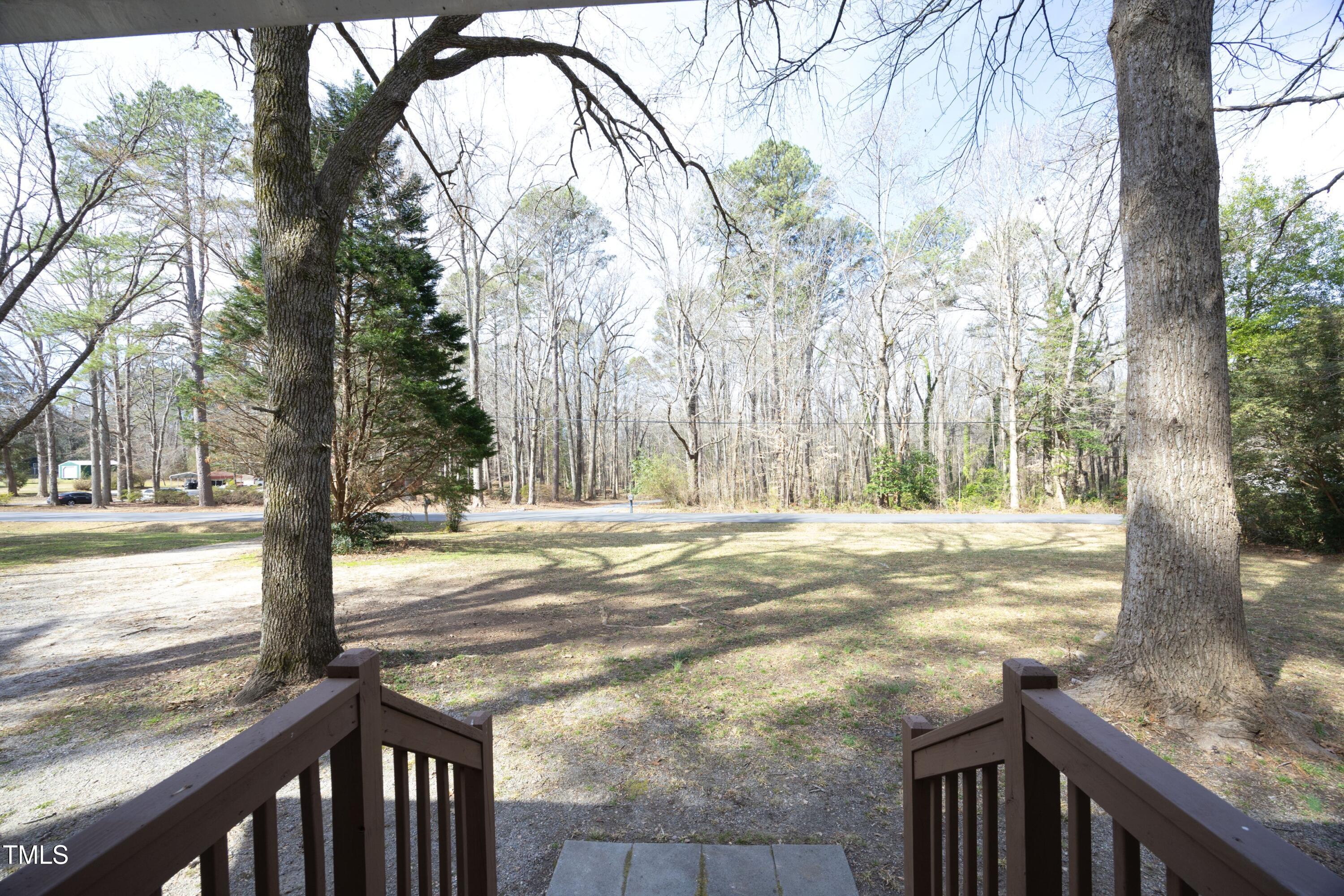 05FrontYardView