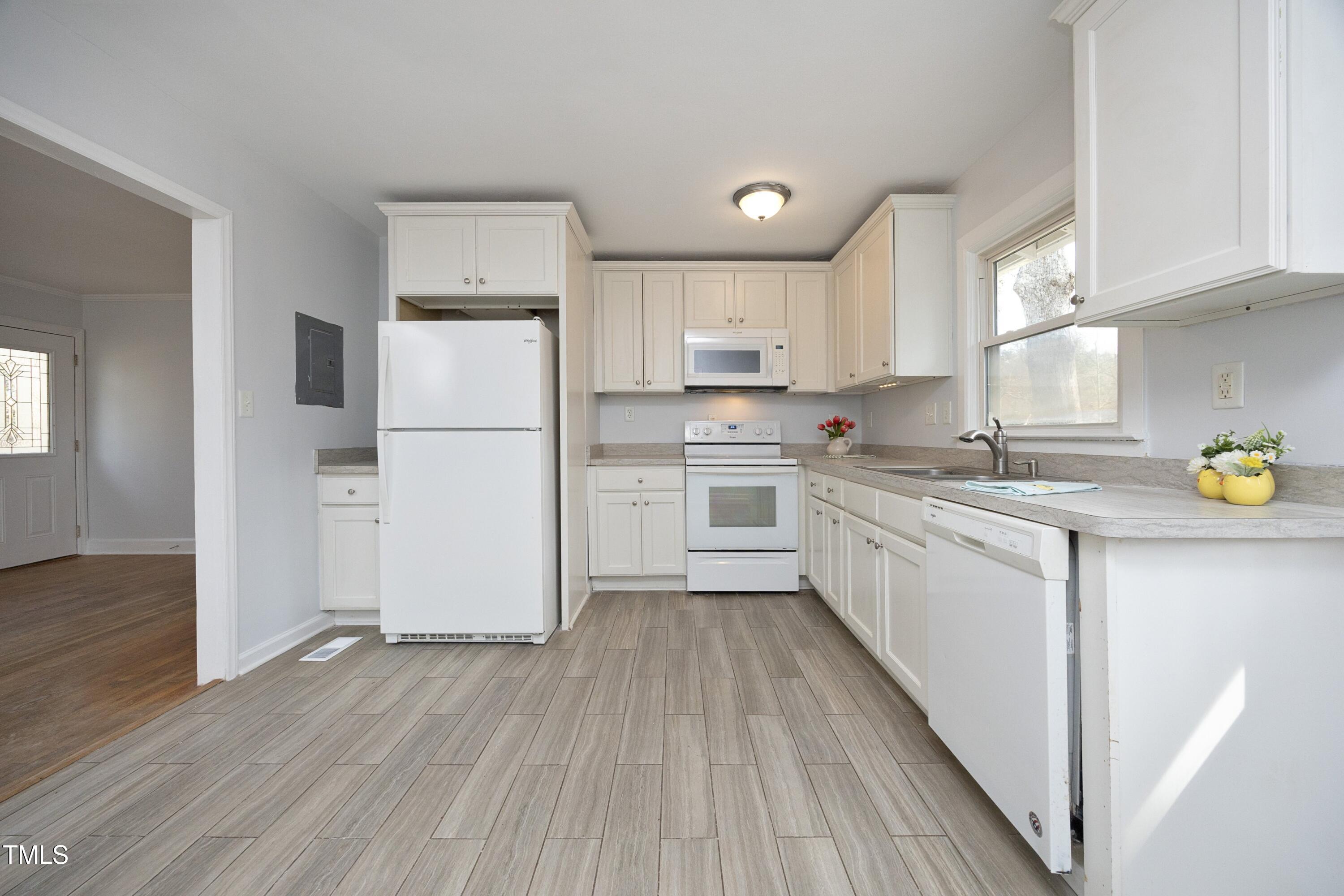 8125 Middleton Road Garner, NC 27529 - Photo 8 of 23 08Kitchen