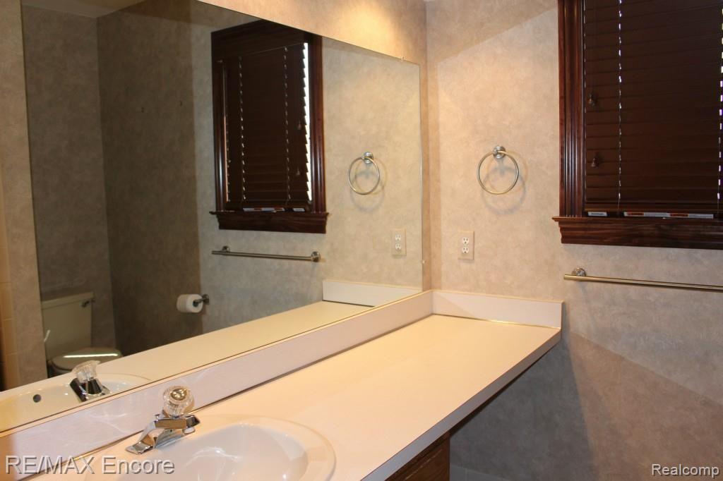 2331 Cumberland Road Rochester, MI 48307 - Photo 39 of 52 Master Bath 1.jpg