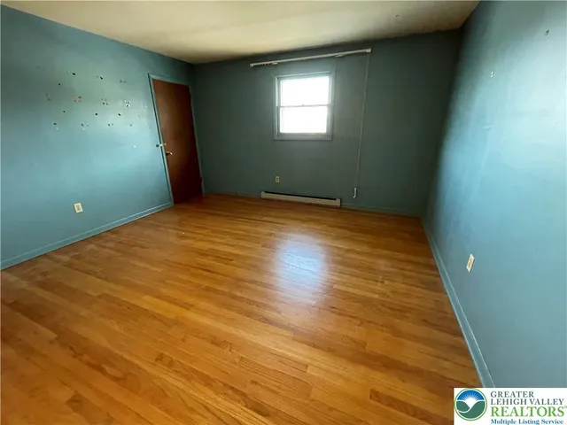 a view of empty room with window