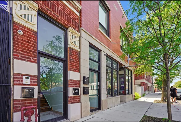 $2,595 | 3050 North Milwaukee Avenue, Unit 2R, Chicago, IL 60618