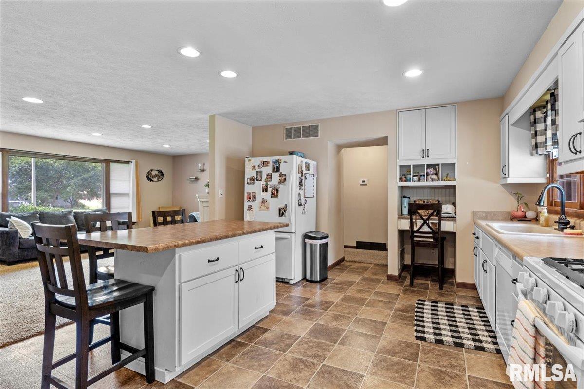 97 Circle Drive Springfield, IL 62703 - Photo 10 of 42 Gallery Image 10