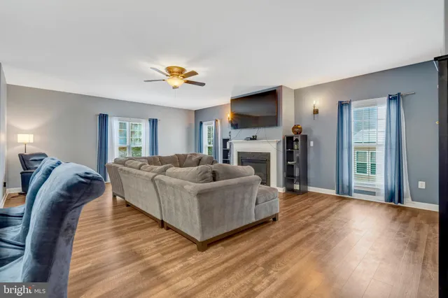 $750,000 | 4169 Agency Loop, Triangle, VA 22172