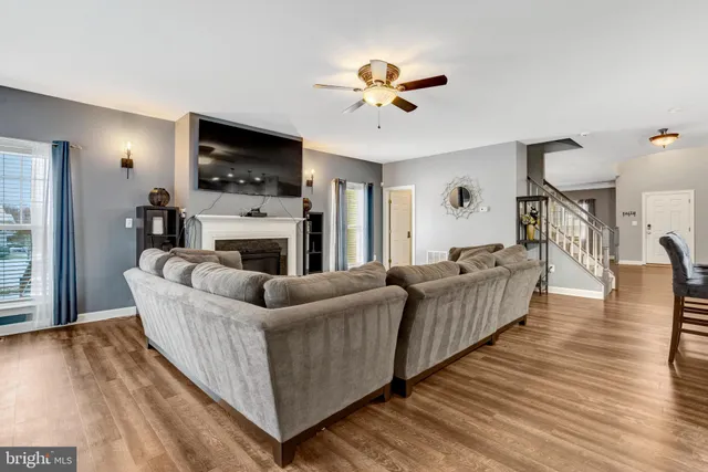 $750,000 | 4169 Agency Loop, Triangle, VA 22172