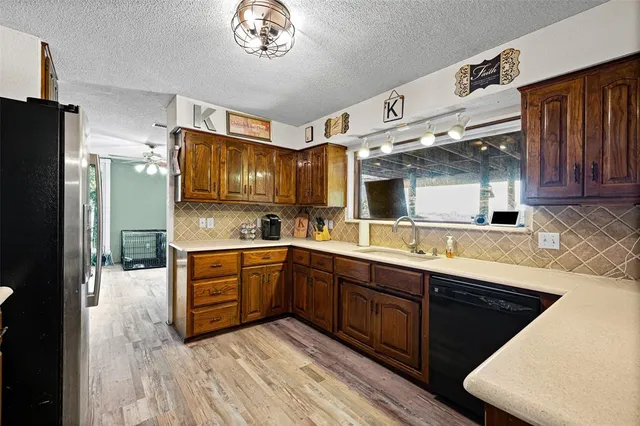 $965,000 | 1612 Lakecrest Circle, Granbury, TX 76048