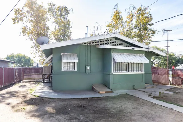 a view of a house with a yard and plants