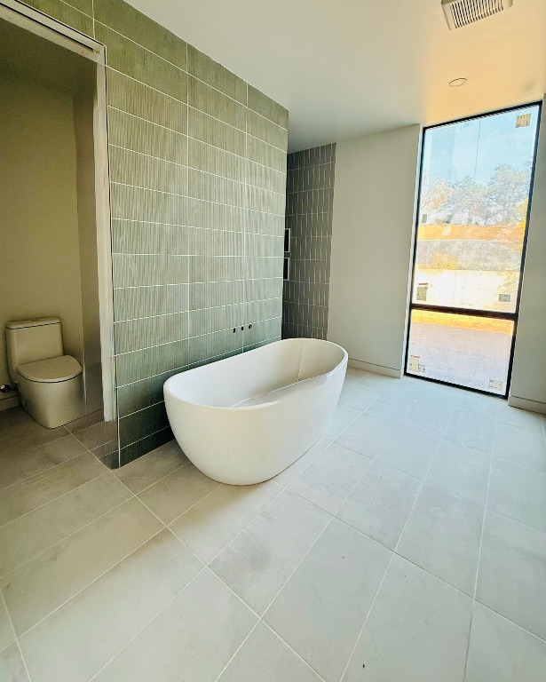 3007 Perry Lane Austin, TX 78731 - Photo 15 of 24 a bathroom with a toilet and a bathtub