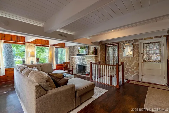 $299,900 | 2131 Brown Bend Road, Edwards, MO 65326