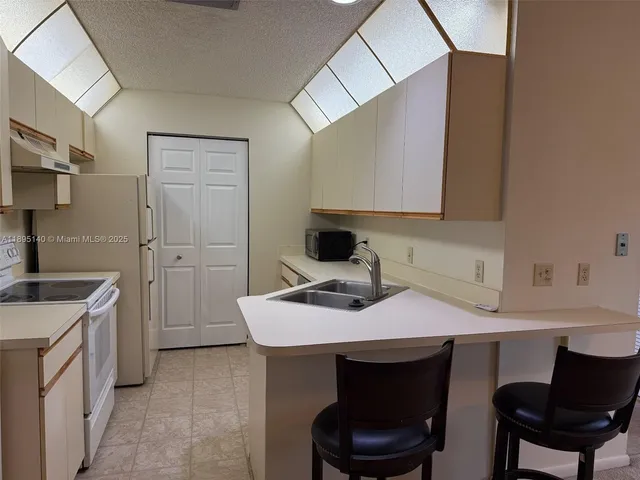 $2,000 | 8228 Southeast Croft Circle, Unit J8, Hobe Sound, FL 33455