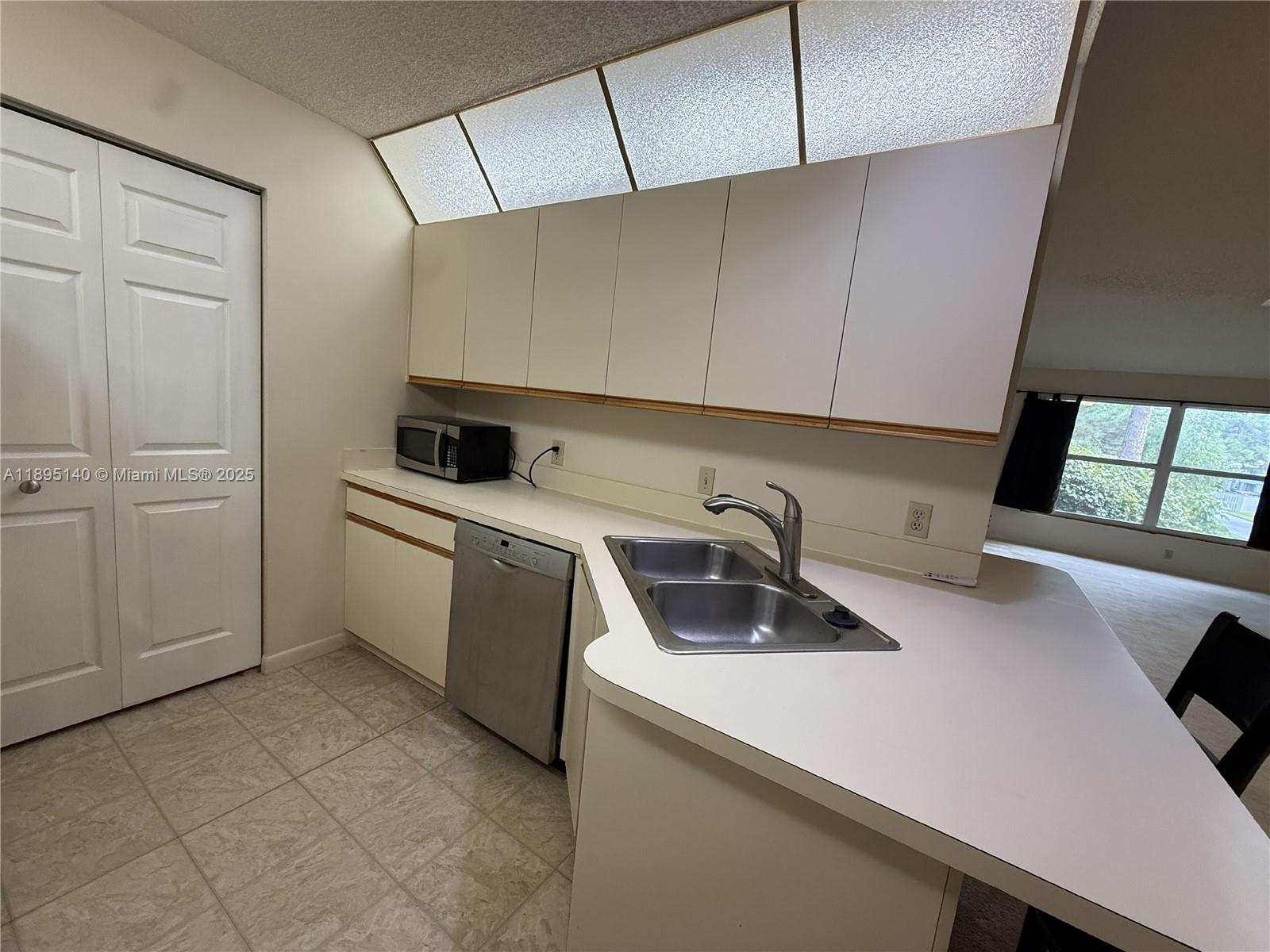 8228 Southeast Croft Circle, Unit J8 Hobe Sound, FL 33455 - Photo 6 of 17