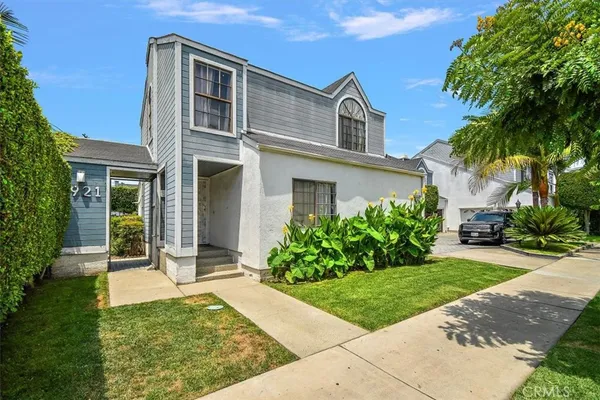 $590,000 | 5921 Templeton Street, Unit G, Huntington Park, CA 90255