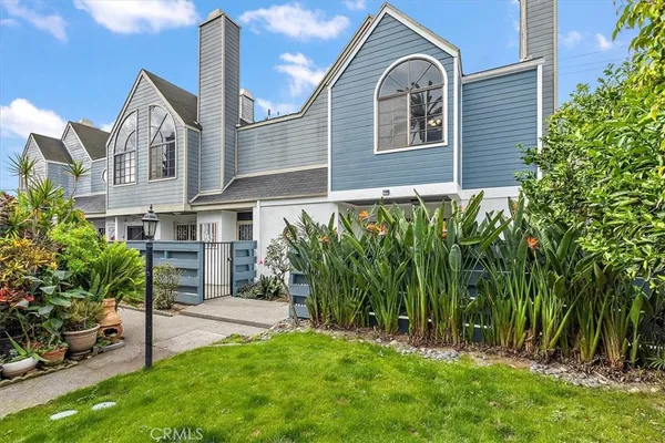 $590,000 | 5921 Templeton Street, Unit G, Huntington Park, CA 90255