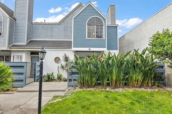 $590,000 | 5921 Templeton Street, Unit G, Huntington Park, CA 90255