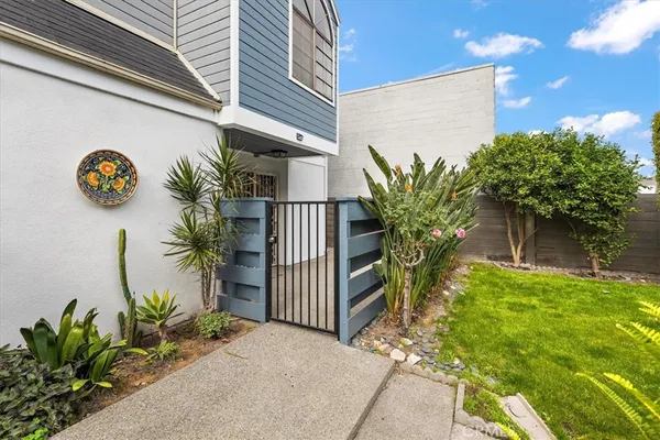 $600,000 | 5921 Templeton Street, Unit G, Huntington Park, CA 90255