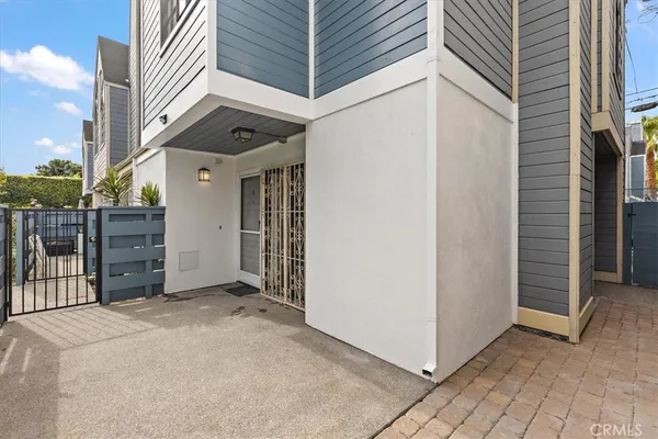 $590,000 | 5921 Templeton Street, Unit G, Huntington Park, CA 90255