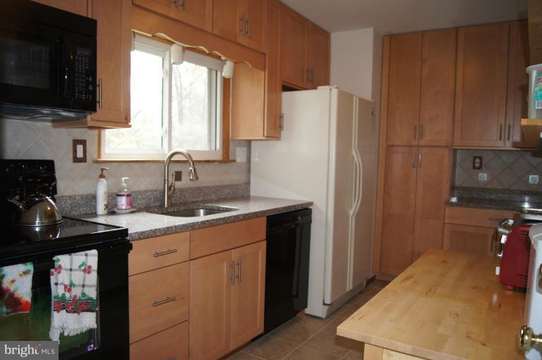 1002 Litchfield Road Baltimore, MD 21239 - Photo 28 of 30 NEW kitchen. Granite, maple, ceramic floor