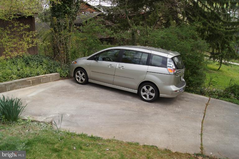 1002 Litchfield Road Baltimore, MD 21239 - Photo 6 of 30 Parking pad at end of driveway.