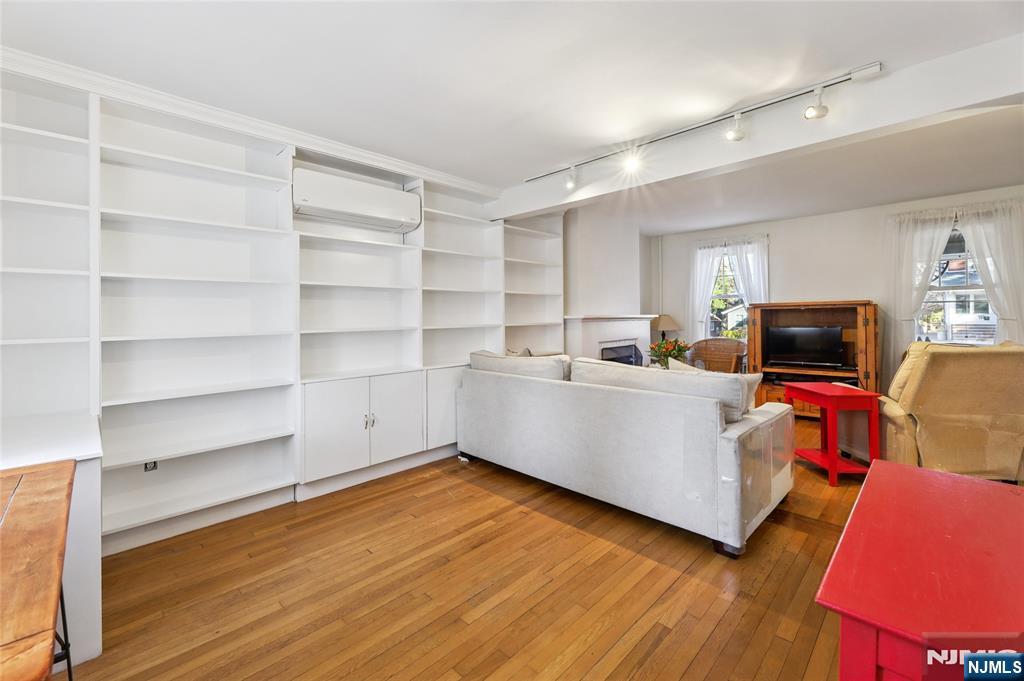 160 Pinewood Place Teaneck, NJ 07666 - Photo 11 of 34