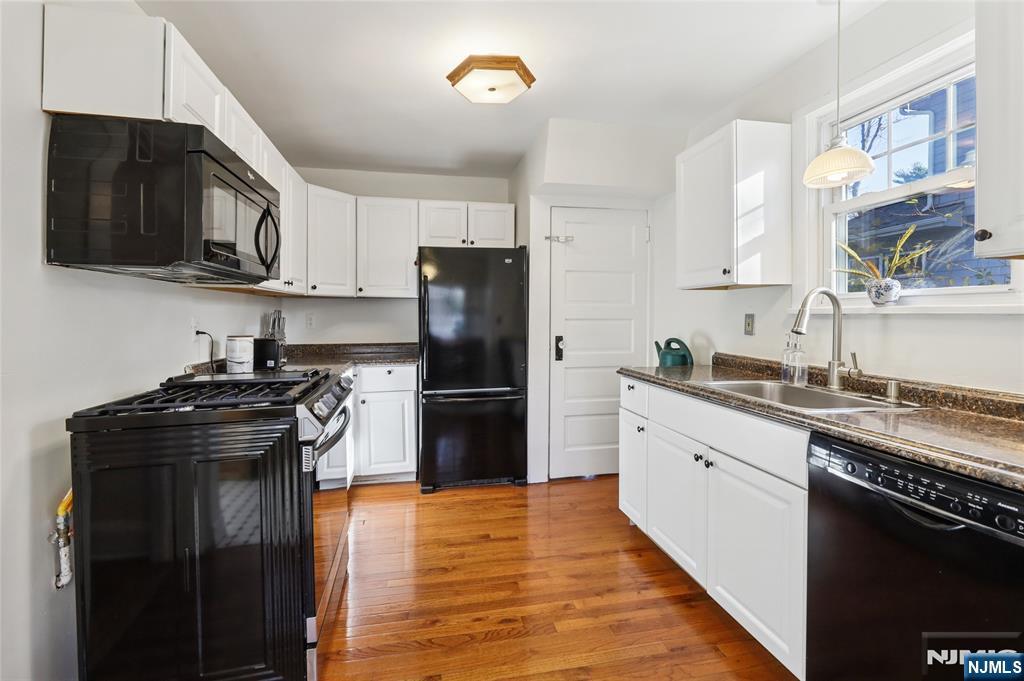 160 Pinewood Place Teaneck, NJ 07666 - Photo 15 of 34