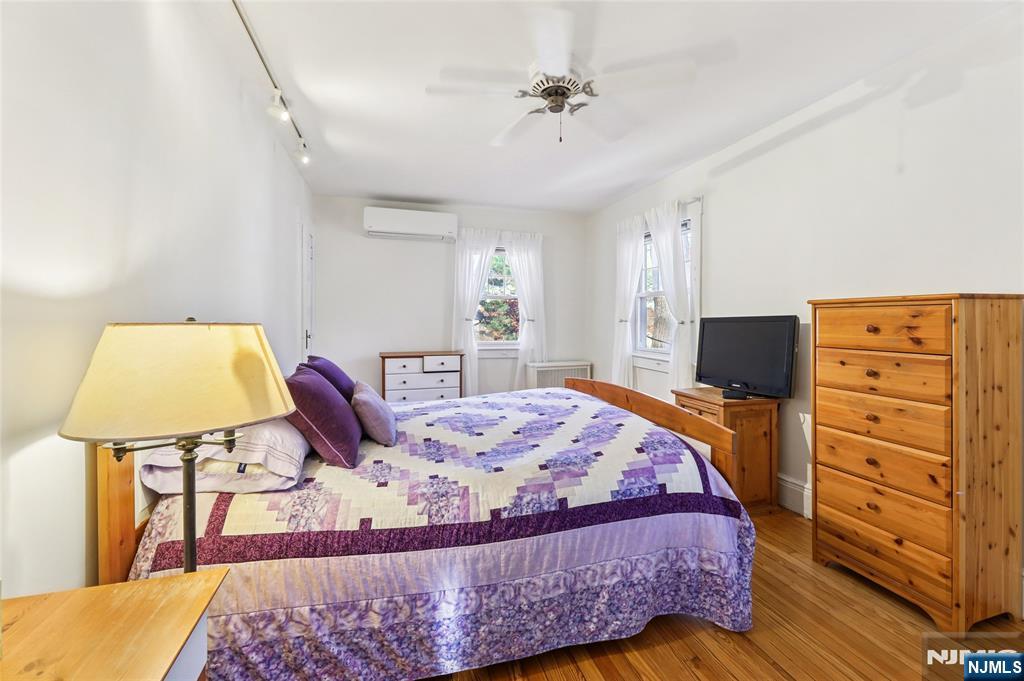 160 Pinewood Place Teaneck, NJ 07666 - Photo 17 of 34