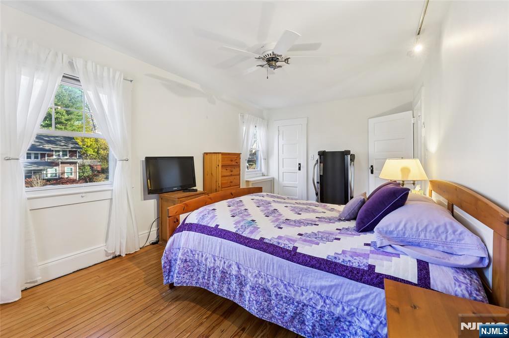 160 Pinewood Place Teaneck, NJ 07666 - Photo 18 of 34