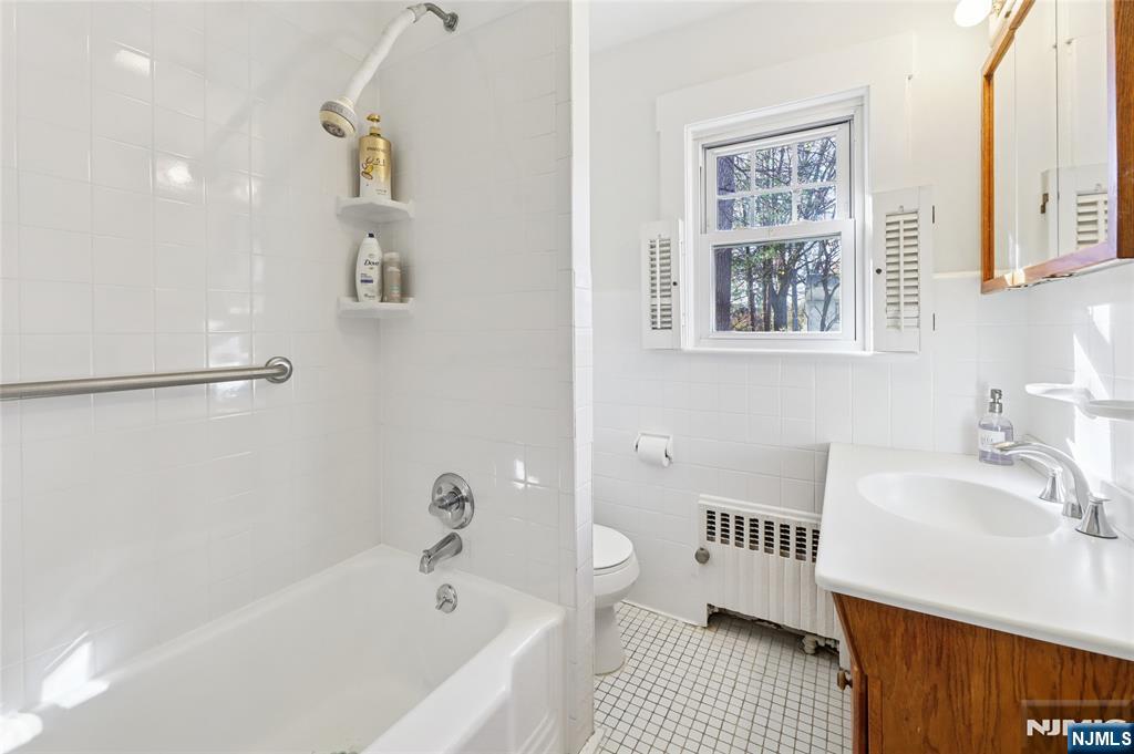 160 Pinewood Place Teaneck, NJ 07666 - Photo 23 of 34