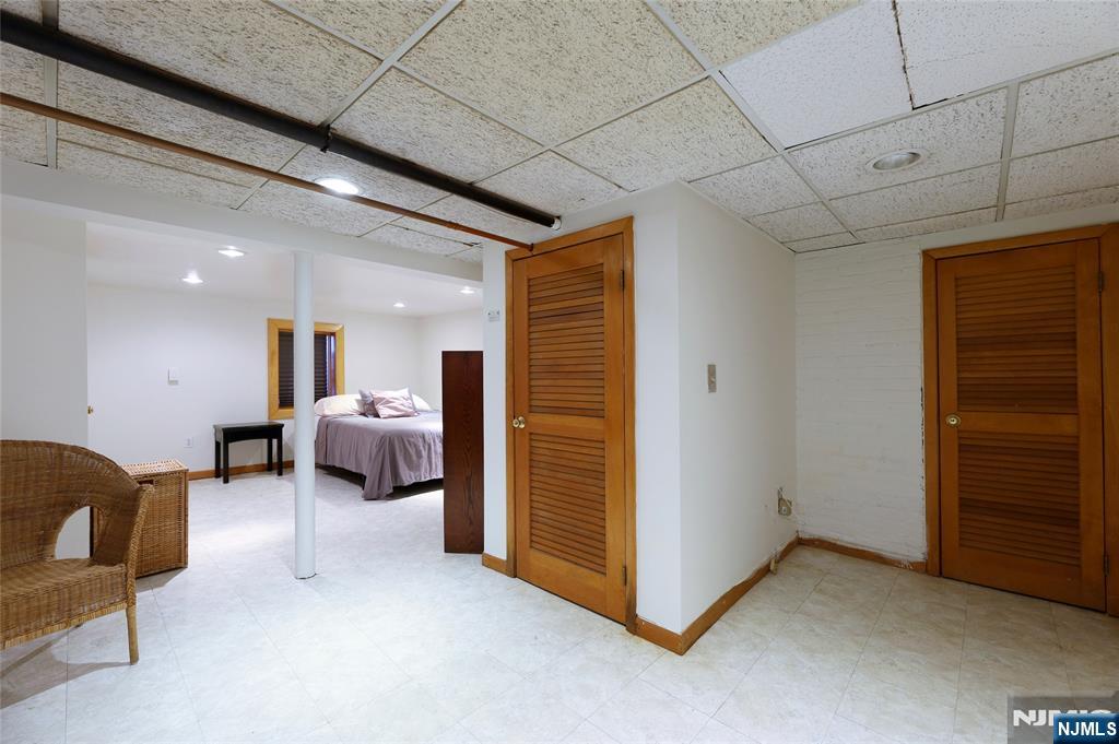 160 Pinewood Place Teaneck, NJ 07666 - Photo 26 of 34