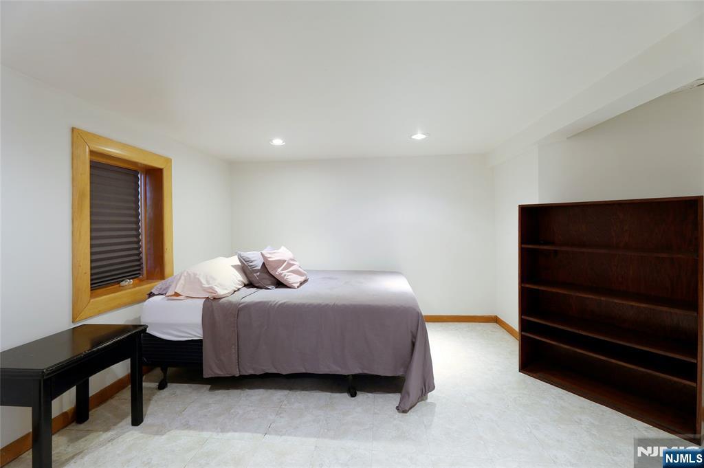 160 Pinewood Place Teaneck, NJ 07666 - Photo 27 of 34