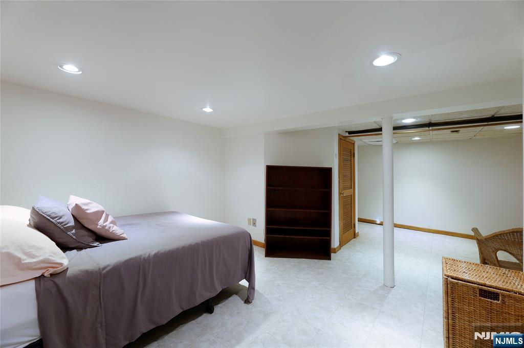 160 Pinewood Place Teaneck, NJ 07666 - Photo 28 of 34