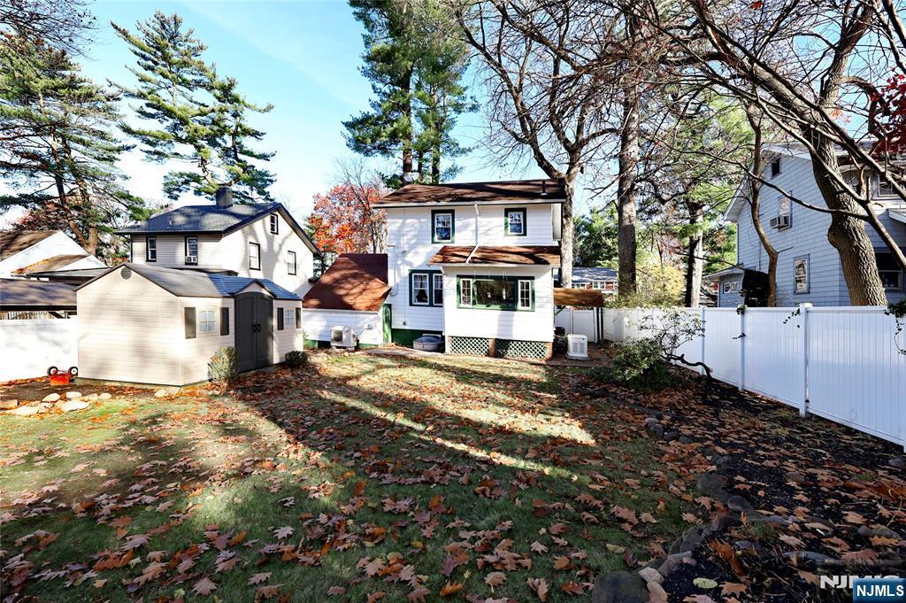 160 Pinewood Place Teaneck, NJ 07666 - Photo 3 of 34