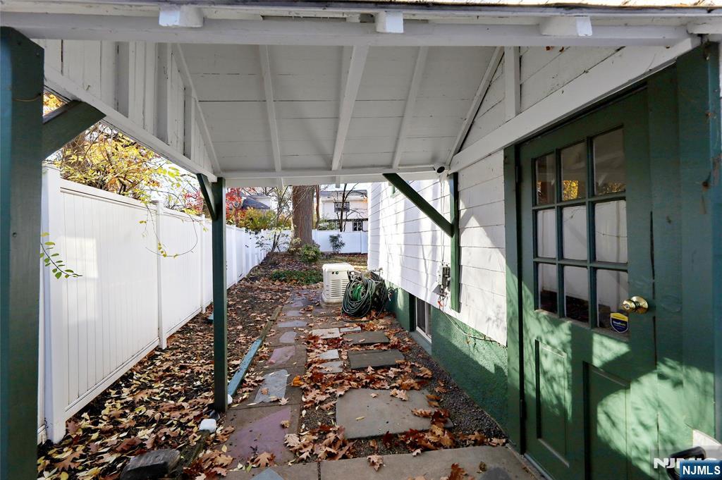 160 Pinewood Place Teaneck, NJ 07666 - Photo 31 of 34