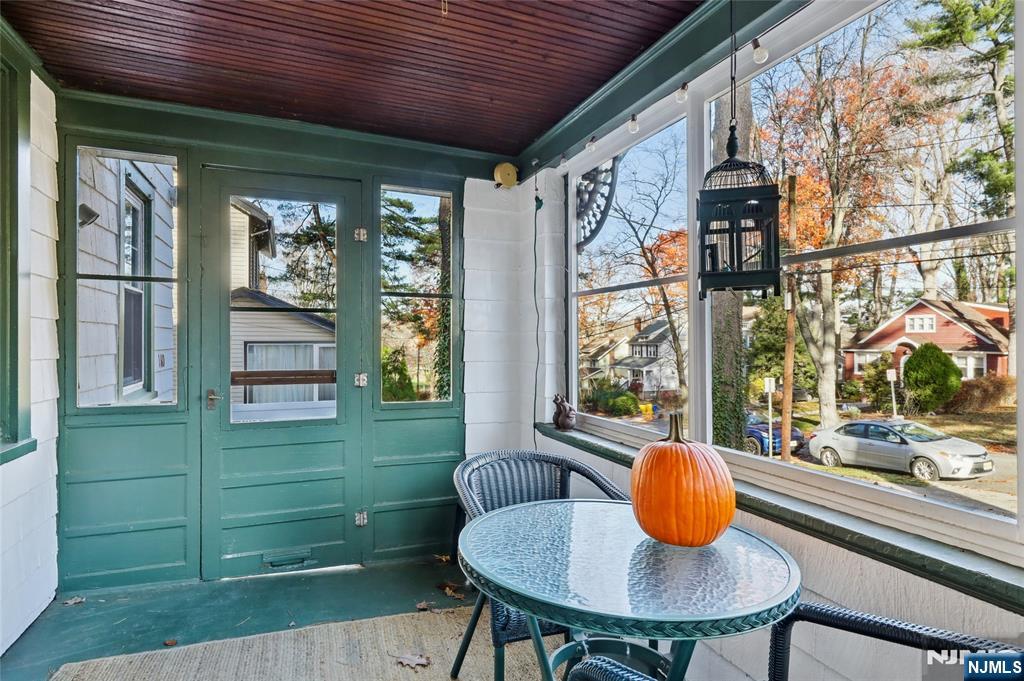 160 Pinewood Place Teaneck, NJ 07666 - Photo 5 of 34