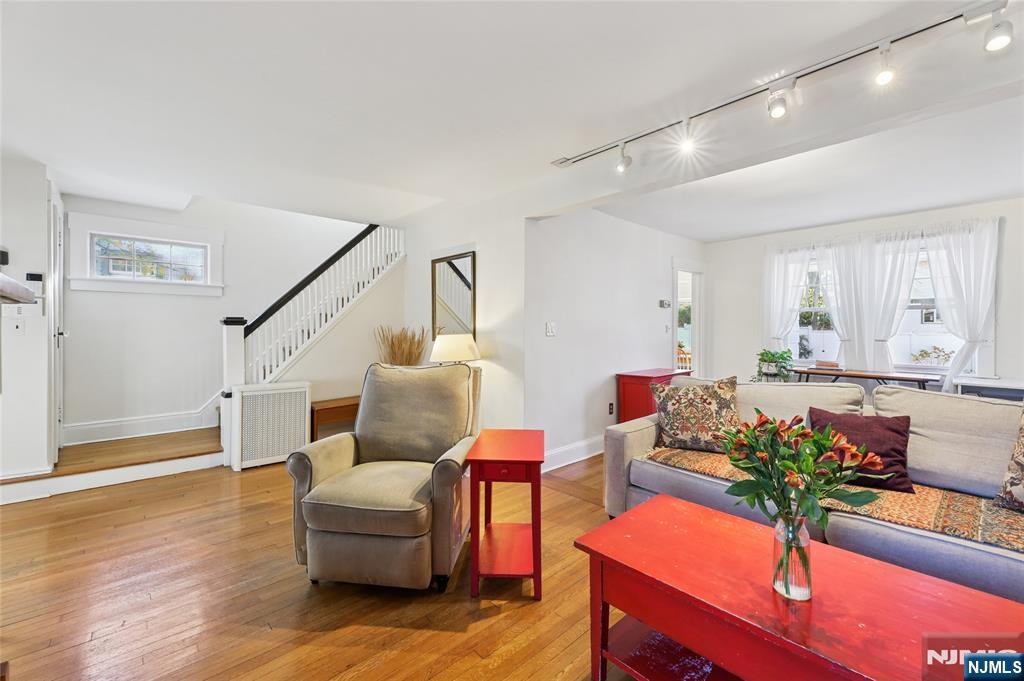 160 Pinewood Place Teaneck, NJ 07666 - Photo 8 of 34