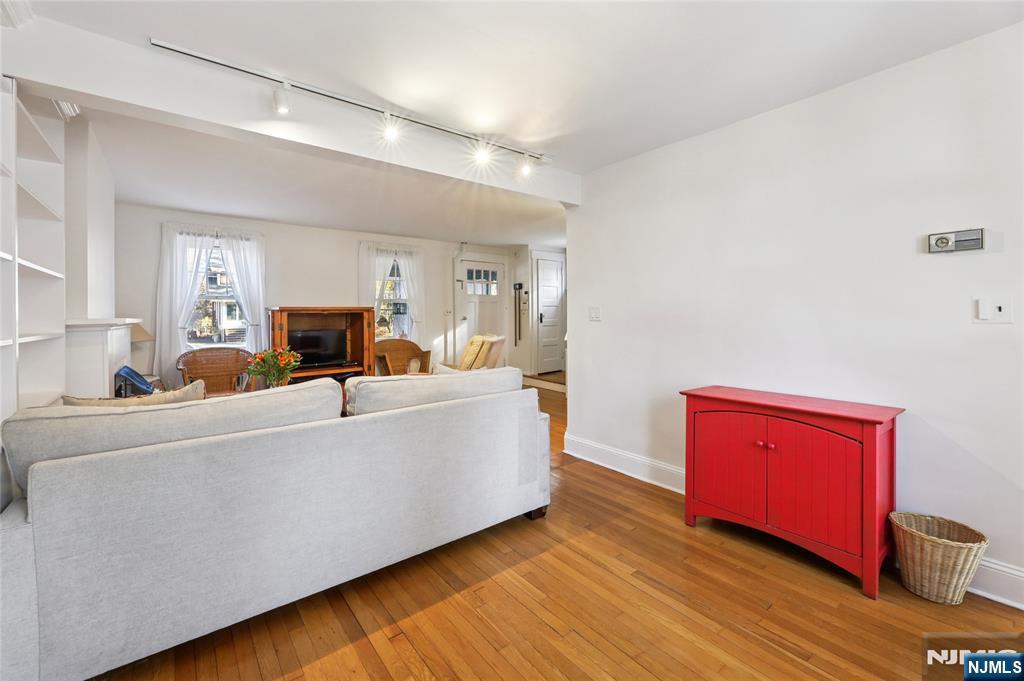 160 Pinewood Place Teaneck, NJ 07666 - Photo 10 of 34