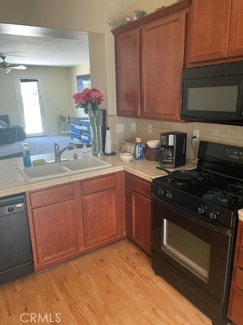8011 Amber Creek Road Bakersfield, CA 93313 - Photo 2 of 8 Kitchen