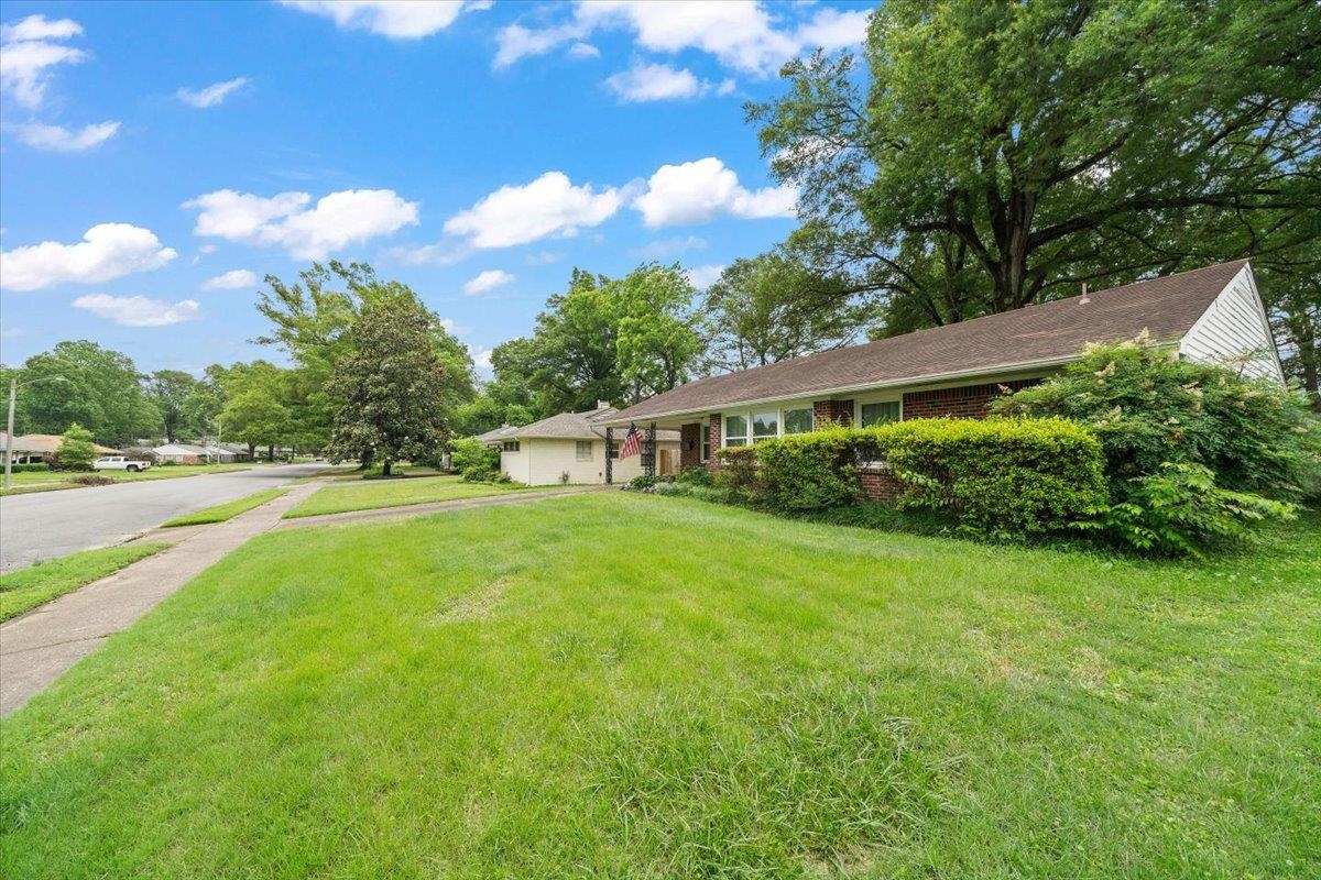 4841 Dee Road Memphis, TN 38117 - Photo 3 of 28 Ranch-style house with a front yard