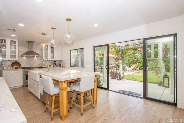 a large kitchen with kitchen island a large island in it