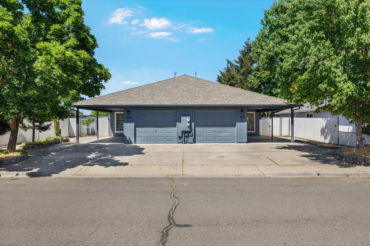 783 Columbine Way Central Point, OR 97502 - Photo 1 of 34 1