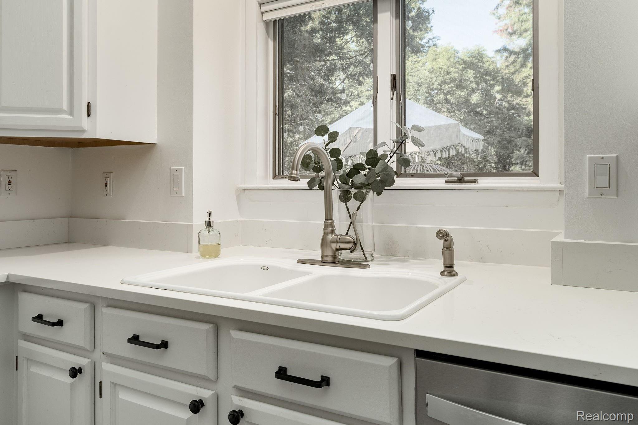 10081 Gibbs Road Clarkston, MI 48348 - Photo 13 of 57 Kitchen