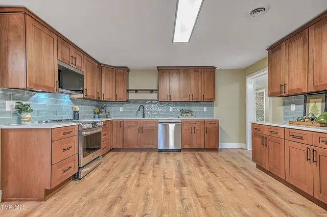 $450,000 | 331 Edgefield Road, Piney Flats, TN 37686