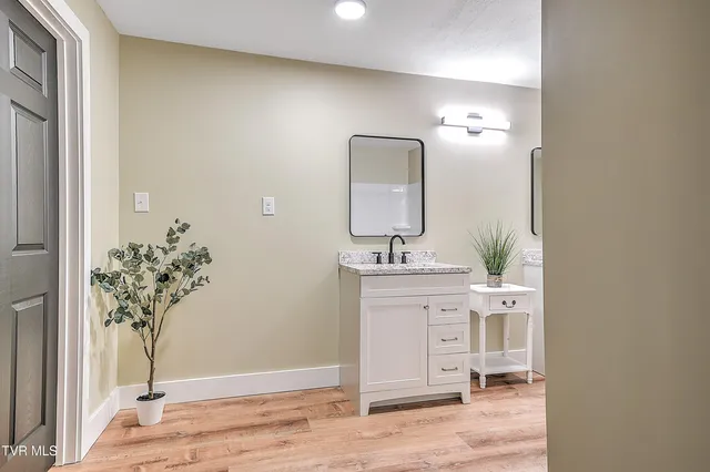 $450,000 | 331 Edgefield Road, Piney Flats, TN 37686