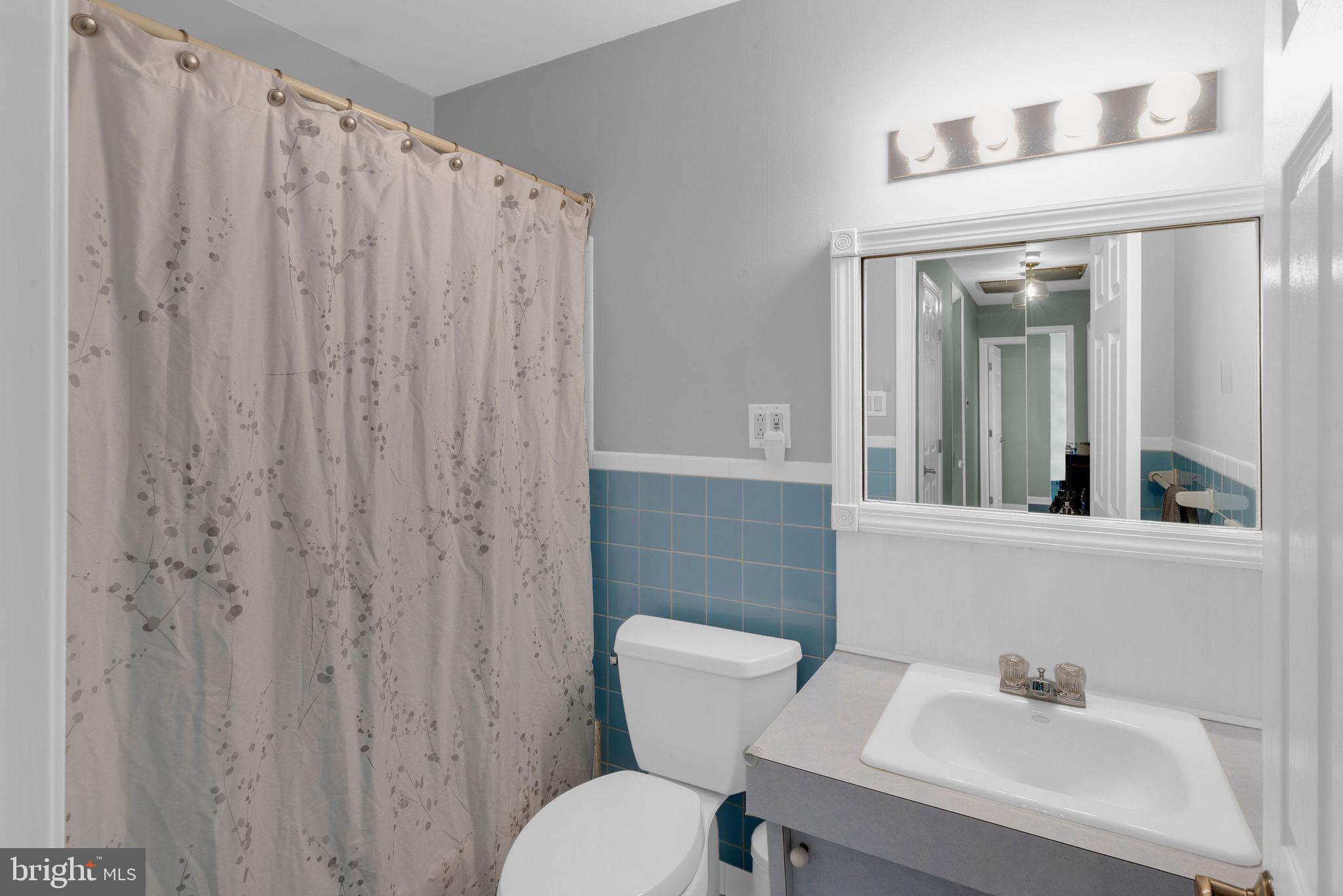 58 Valley View Road Chalfont, PA 18914 - Photo 24 of 35 Full Hall Bathroom