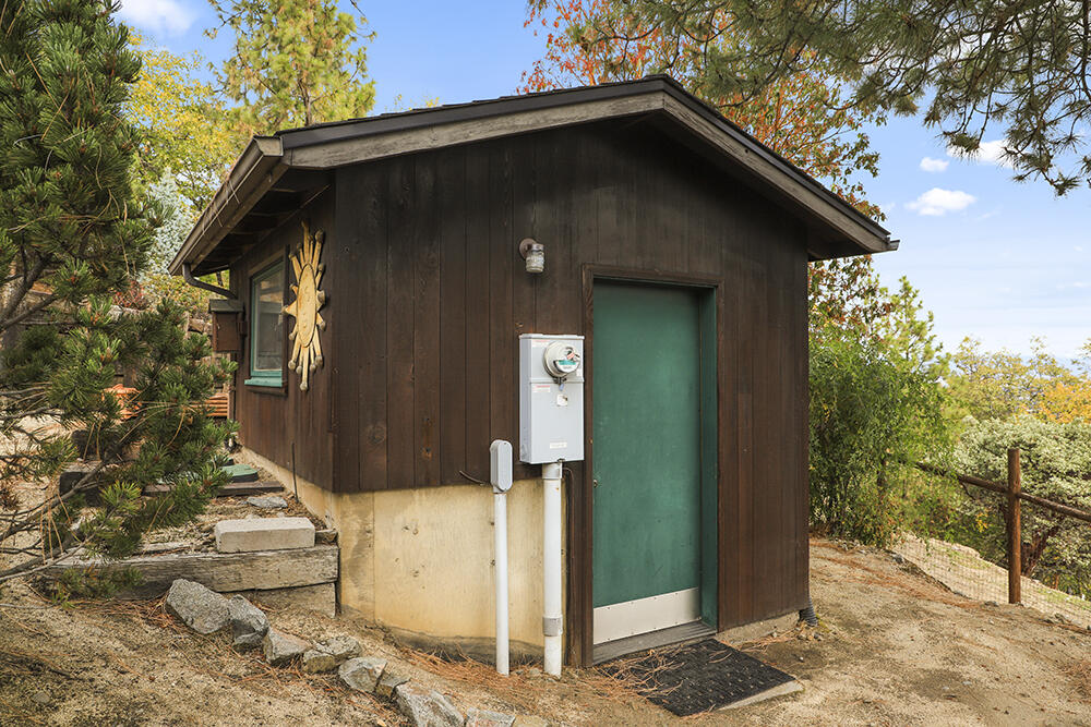 2255 Johns Peak Road Central Point, OR 97502 - Photo 31 of 36 Well House with Generator