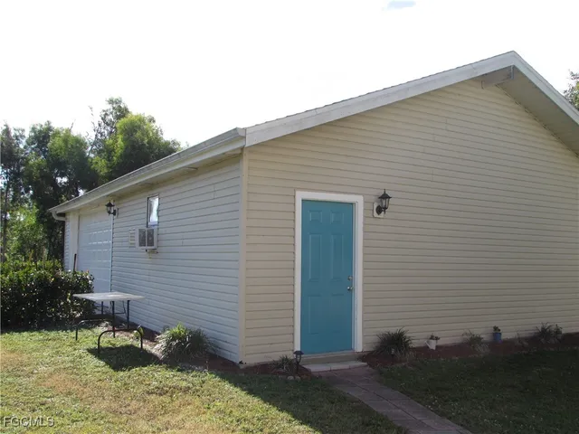 a view of a backyard